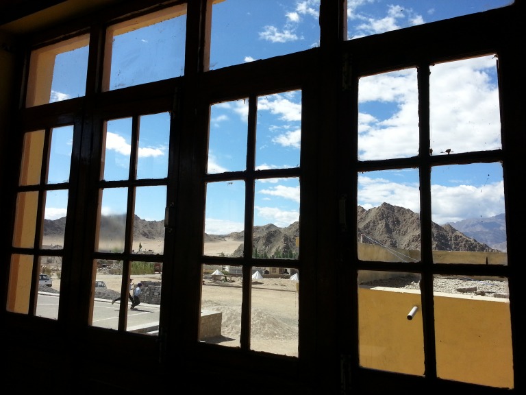 從_Jamyang_School_學校窗戶向外看去，拉達克蒼穹山巒的絕世美景